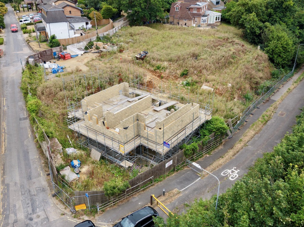 Lot: 47028 - VALUABLE RESIDENTIAL SITE FOR SEVEN NEW HOMES - Aerial view of development